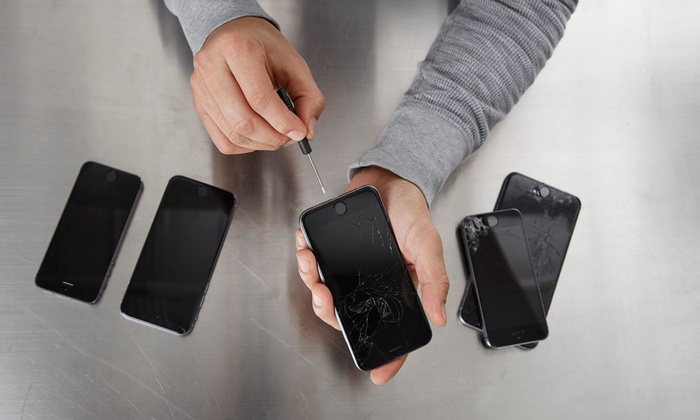 Technician With Proper Knowledge And Expertise in iPhone Repair  Services- Entire Tech